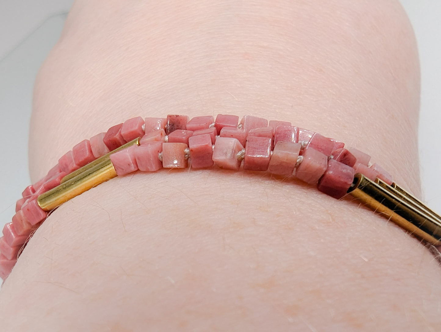 rhodoniet armband met geelgouden accenten
