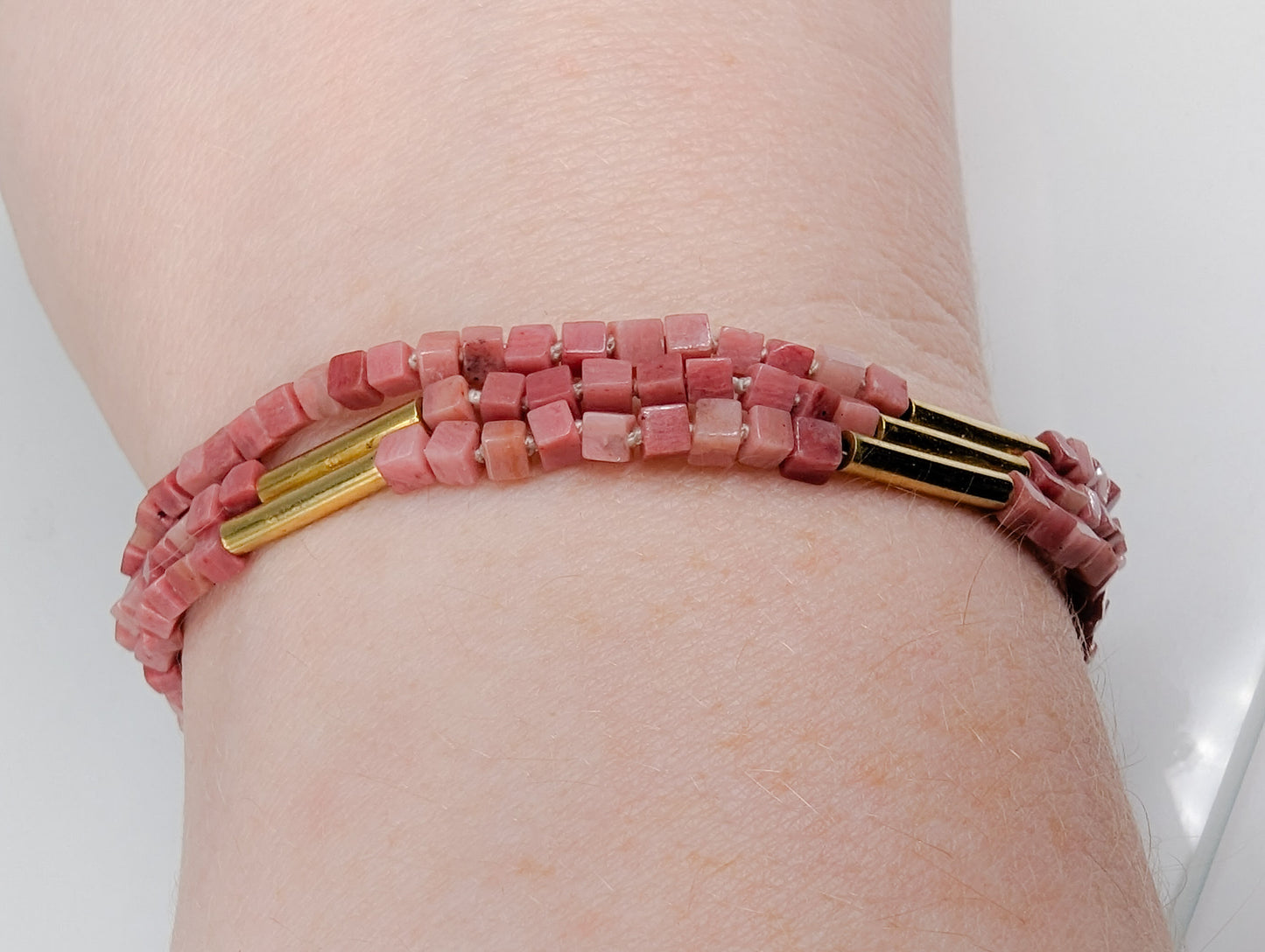 rhodoniet armband met geelgouden accenten