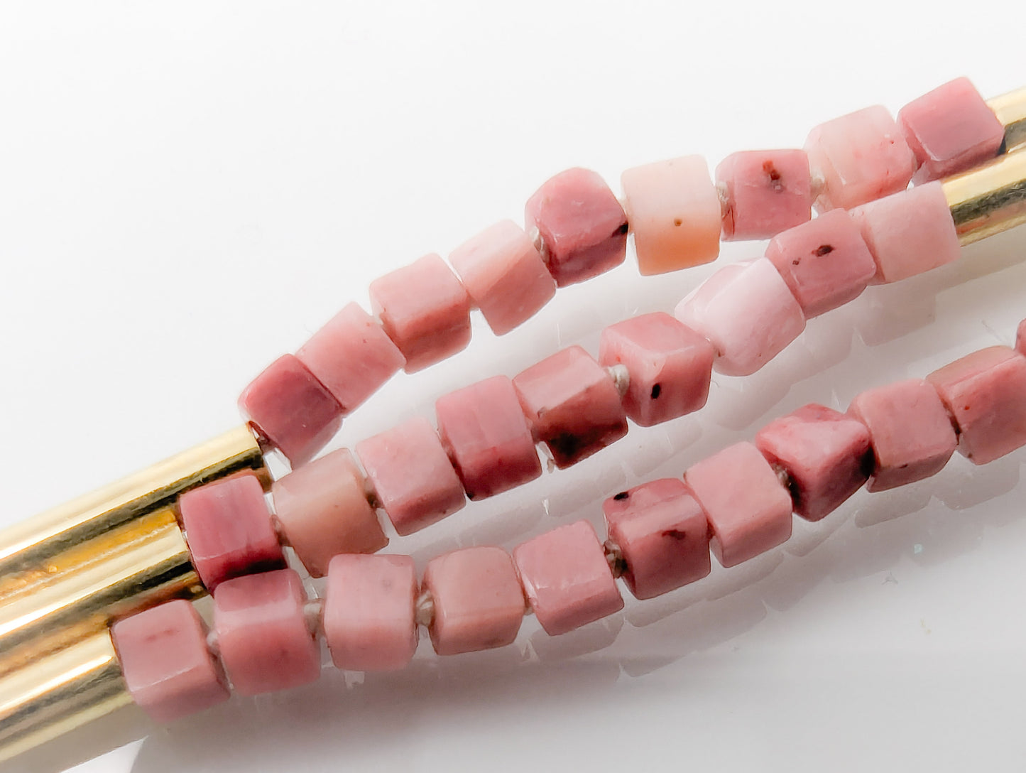 rhodoniet armband met geelgouden accenten