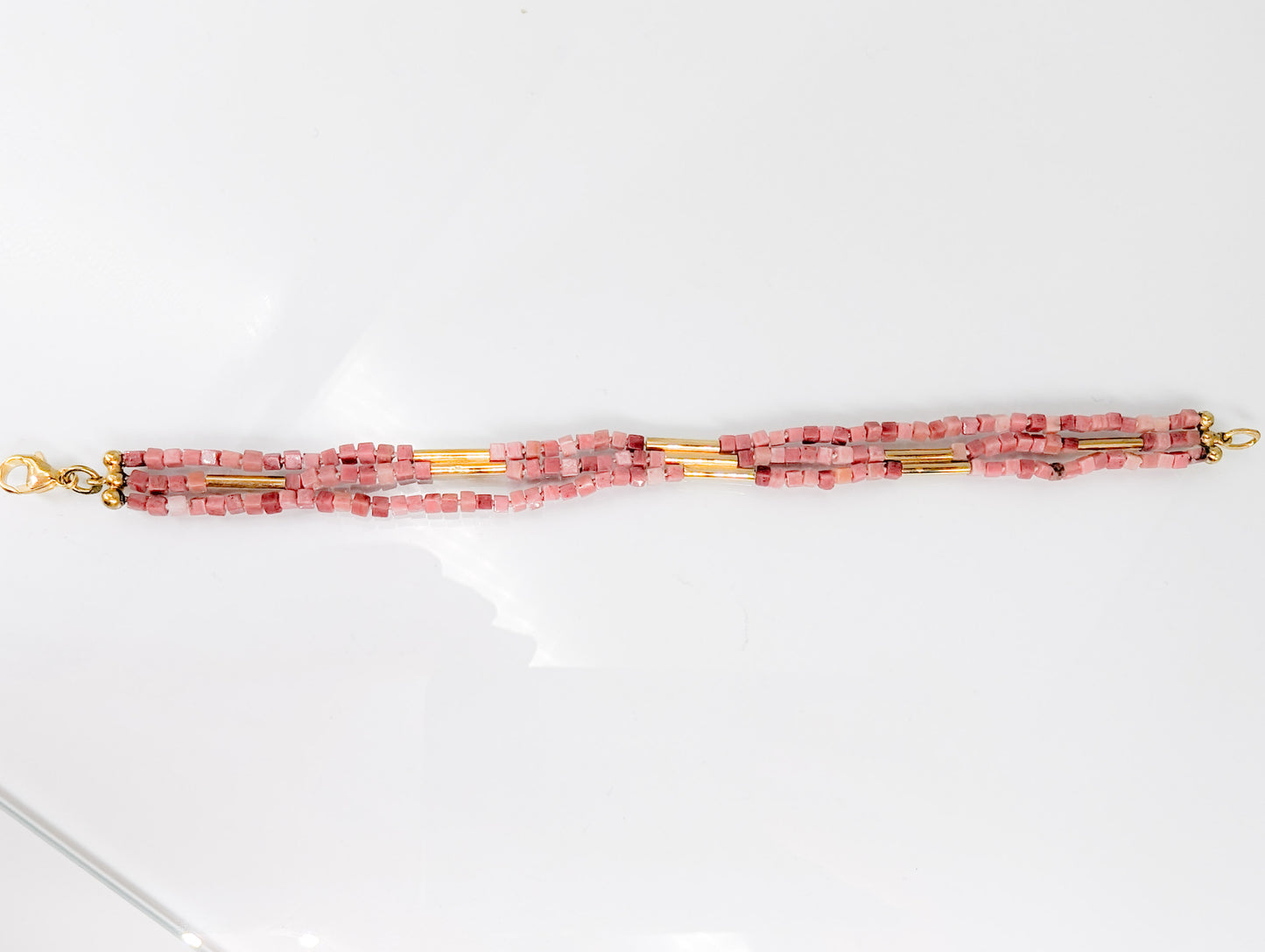 rhodoniet armband met geelgouden accenten