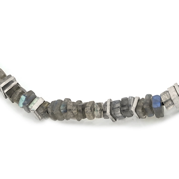 Labradoriet collier met zilveren chips
