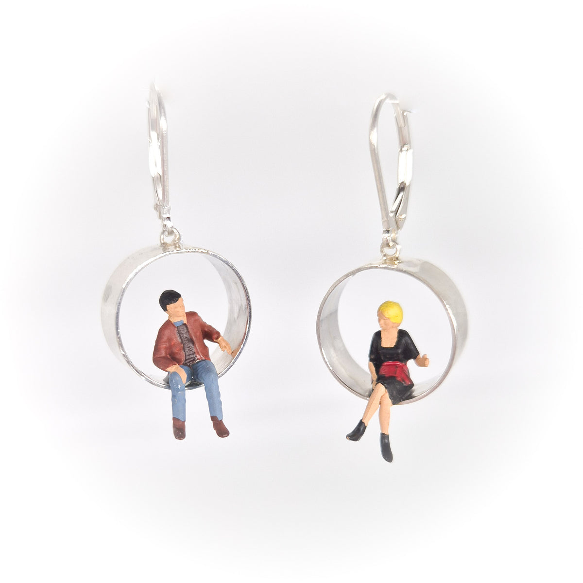 Miniwereldjes - zilver oorbellen met kleurrijke miniaturen