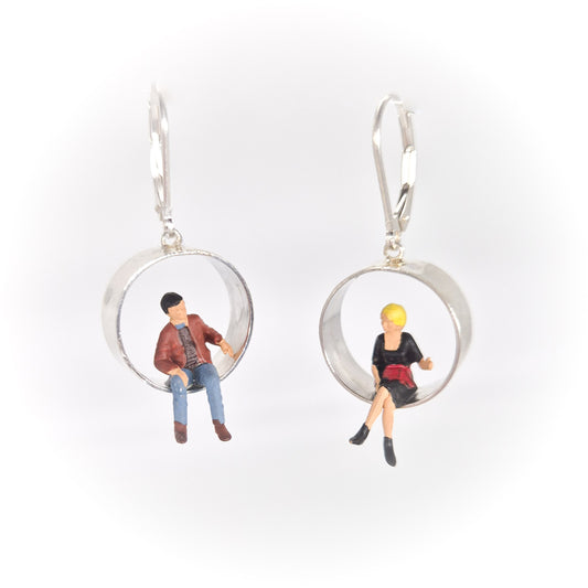 Miniwereldjes - zilver oorbellen met kleurrijke miniaturen