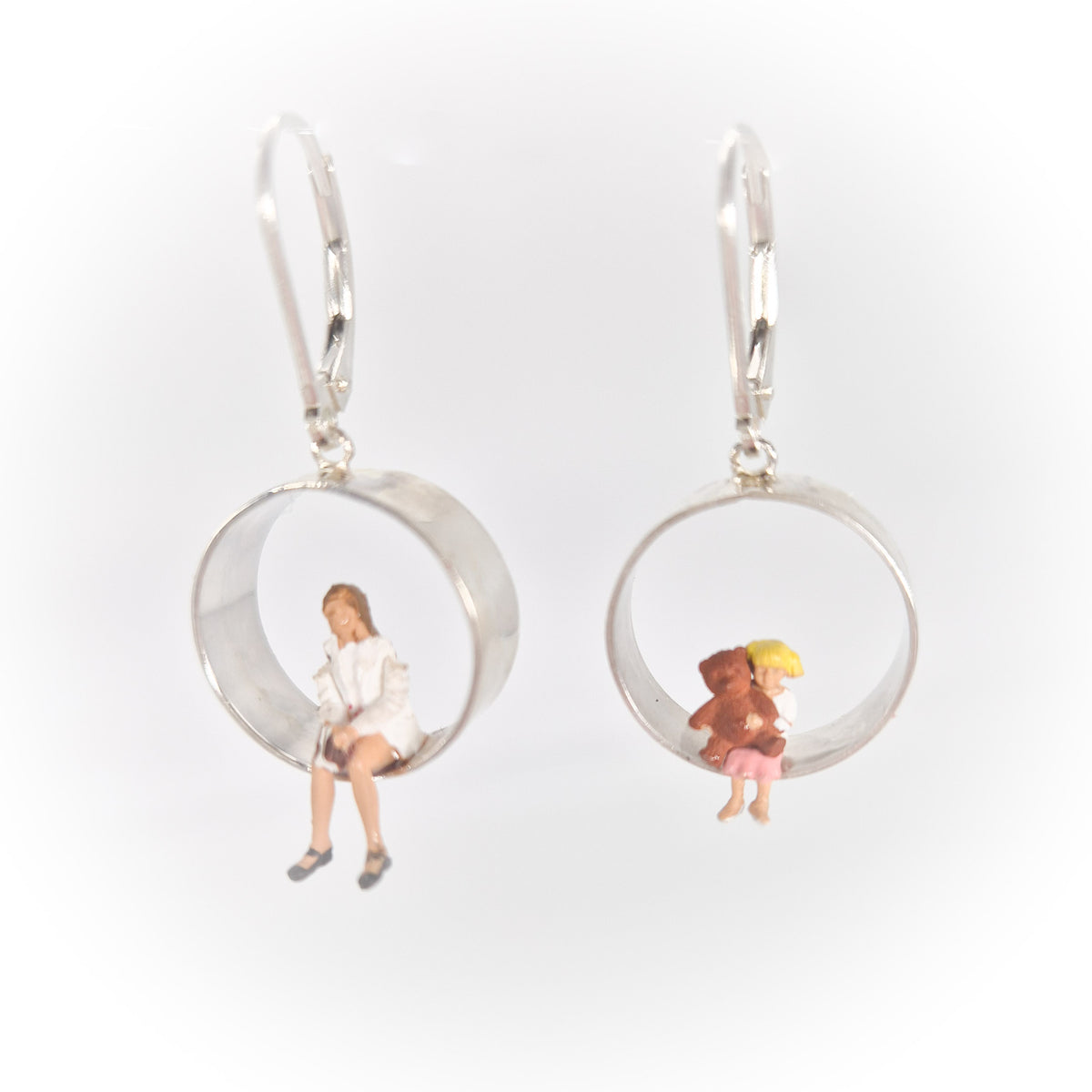 Miniwereldjes - zilver oorbellen met kleurrijke miniaturen